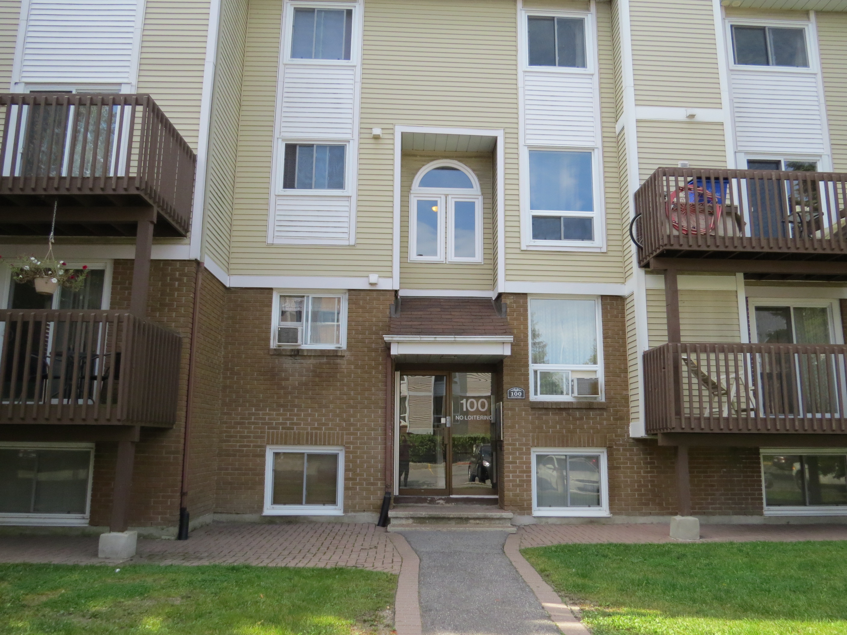 100 Fenerty Ct Spacious 3 Bedroom apartment for Rent in Kanata
