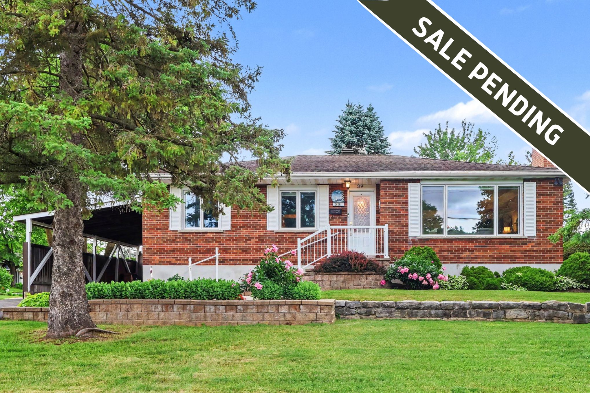 Sale Pending - 39 Tauvette St