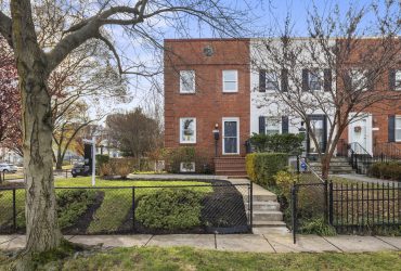 3 Level end unit with off street parking in Old Town Alexandria, VA