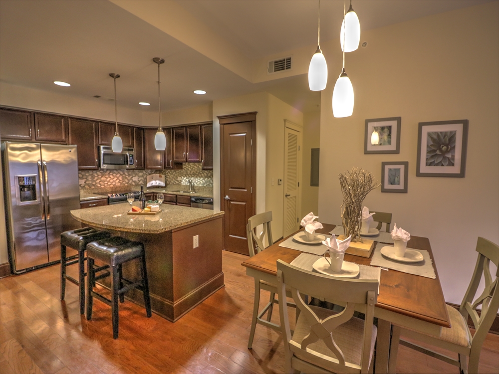 222-glenwood-208-raleigh-nc-27603-dining-area2