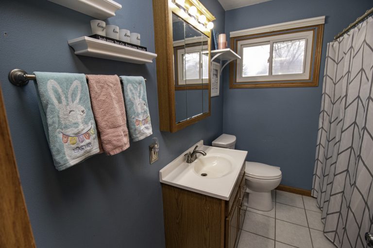 2102 Michigan Avenue - Full Bathroom