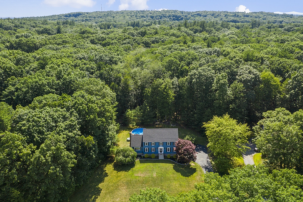 15 Colony Brook Lane, Derry, NH 03038