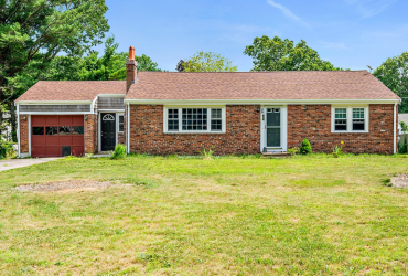 Just Listed in Pembroke! Looking for a single story home?