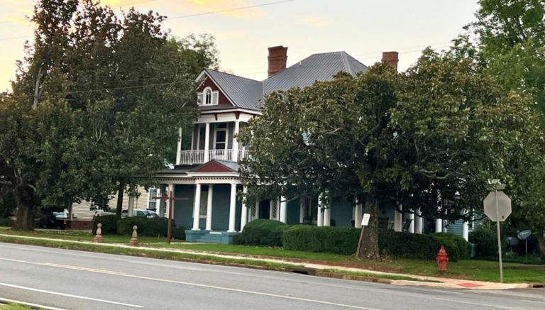 Plains B&B front of inn street view