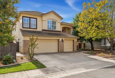 Almost 4100 sq ft 2 story home in Natomas Park