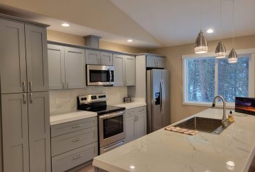 New Custom-built home by the Big Deschutes River with all the upgrades!