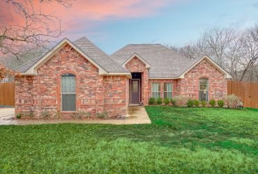 3/2/2, just out of city limits, quiet neighborhood, and on 1 acre!