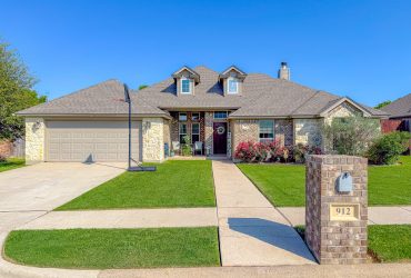 New listing in Winged Foot Gate Community- 4/2 near Country Club!