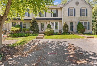 2 Bedroom 1.5 Bath Townhome with LOW HOA Fees!