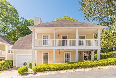 🏡 Charming Knoxville Rancher with Two Homes and Huge Garages – Now $300,000! 💸