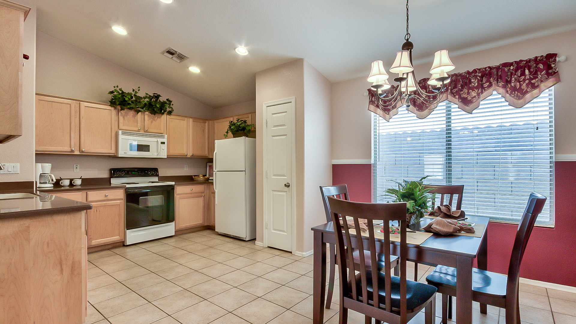 11-3527-n-kashmir-mesa-az-85215-dining-kitchen-1