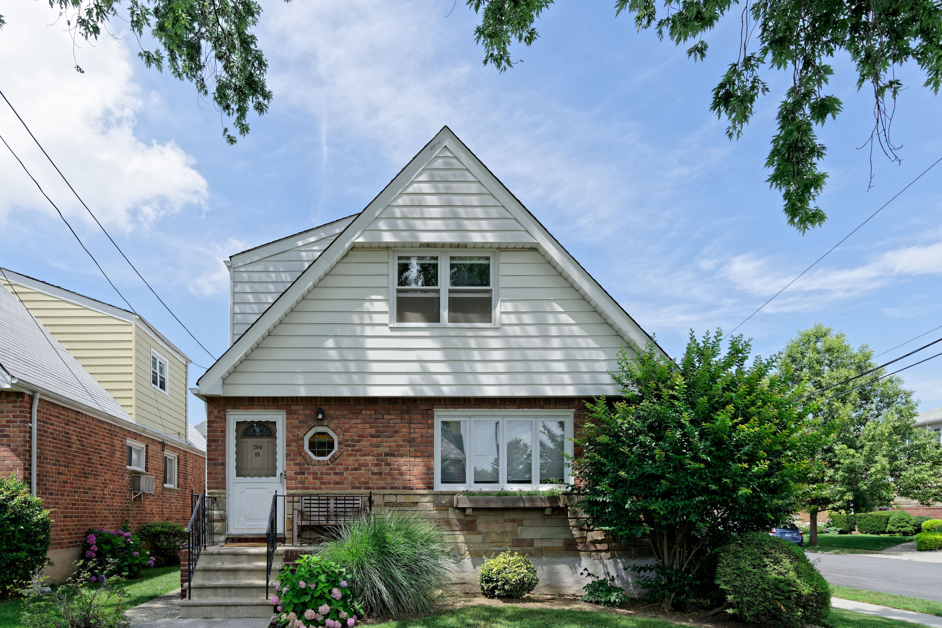 20419 42nd Ave Bayside, NY 11361 Ryan & Stephanie McNeil, Brokers