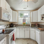 Lakeside Bungalow kitchen with dishwasher
