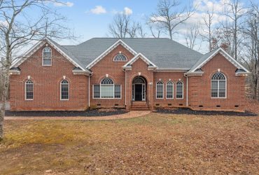 A Private Woodland Retreat Blending Architectural Distinction with Modern Comfort