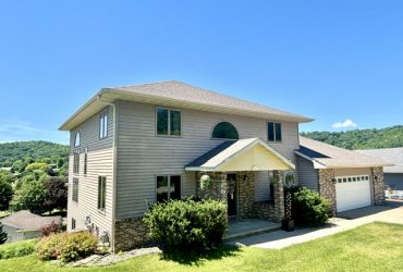 Beautiful 4 Bedroom 3.5 Bath home with Panoramic Views of Mississippi River Valley