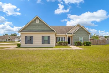 Modern Ranch style home in Raeford, close to shopping and Fort Bragg