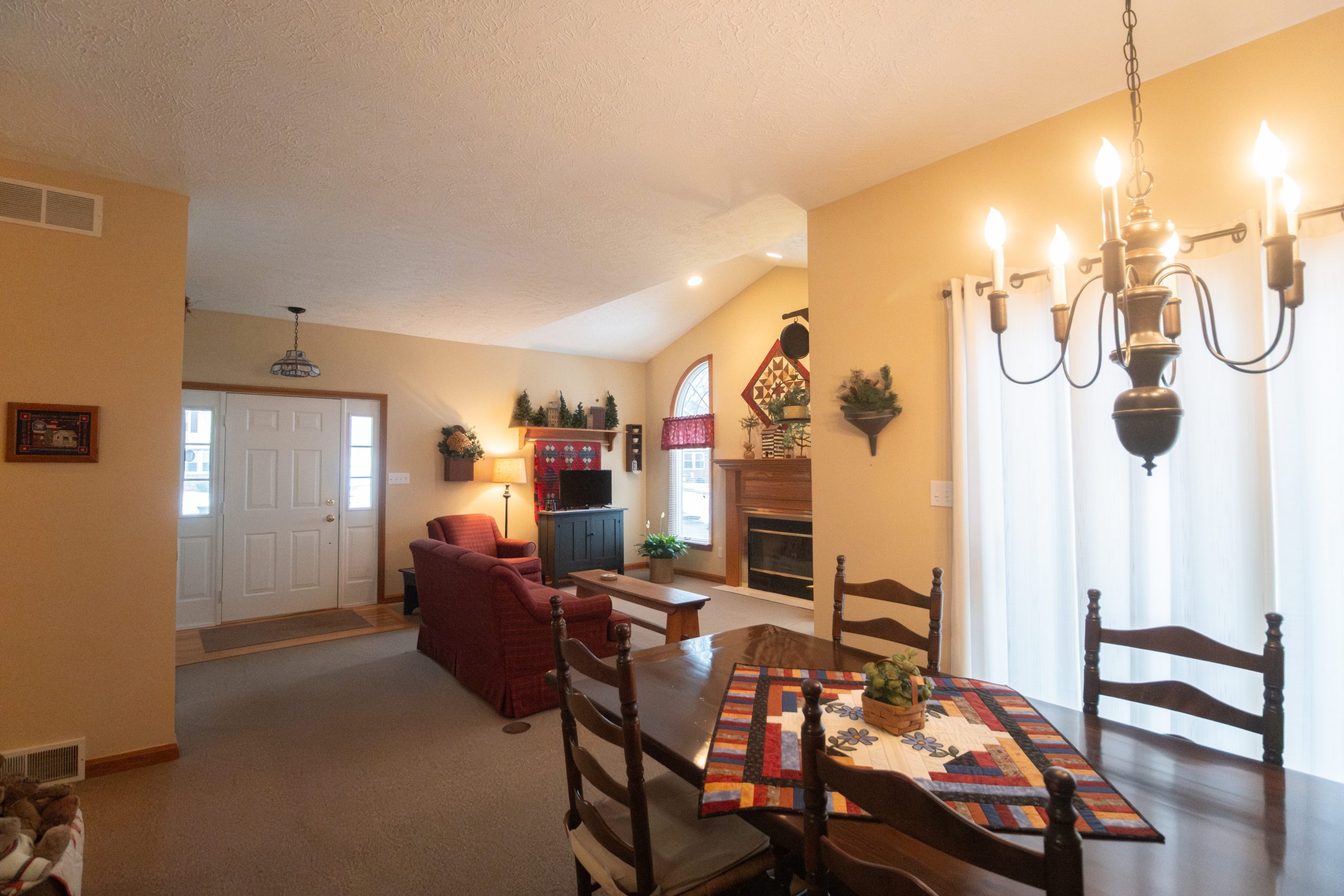 812 Kocher Dr, Grove City, PA 16127