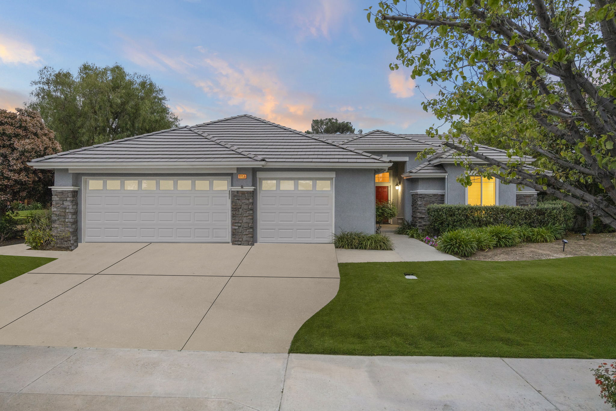 1-web-or-mls-UpmarketMedia_19956West_TWI-8