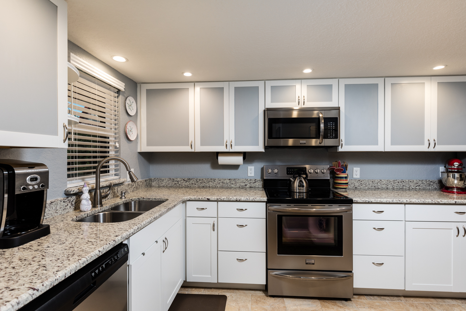 9700 Starkey Rd, #325, Seminole, FL 33777 - Kitchen