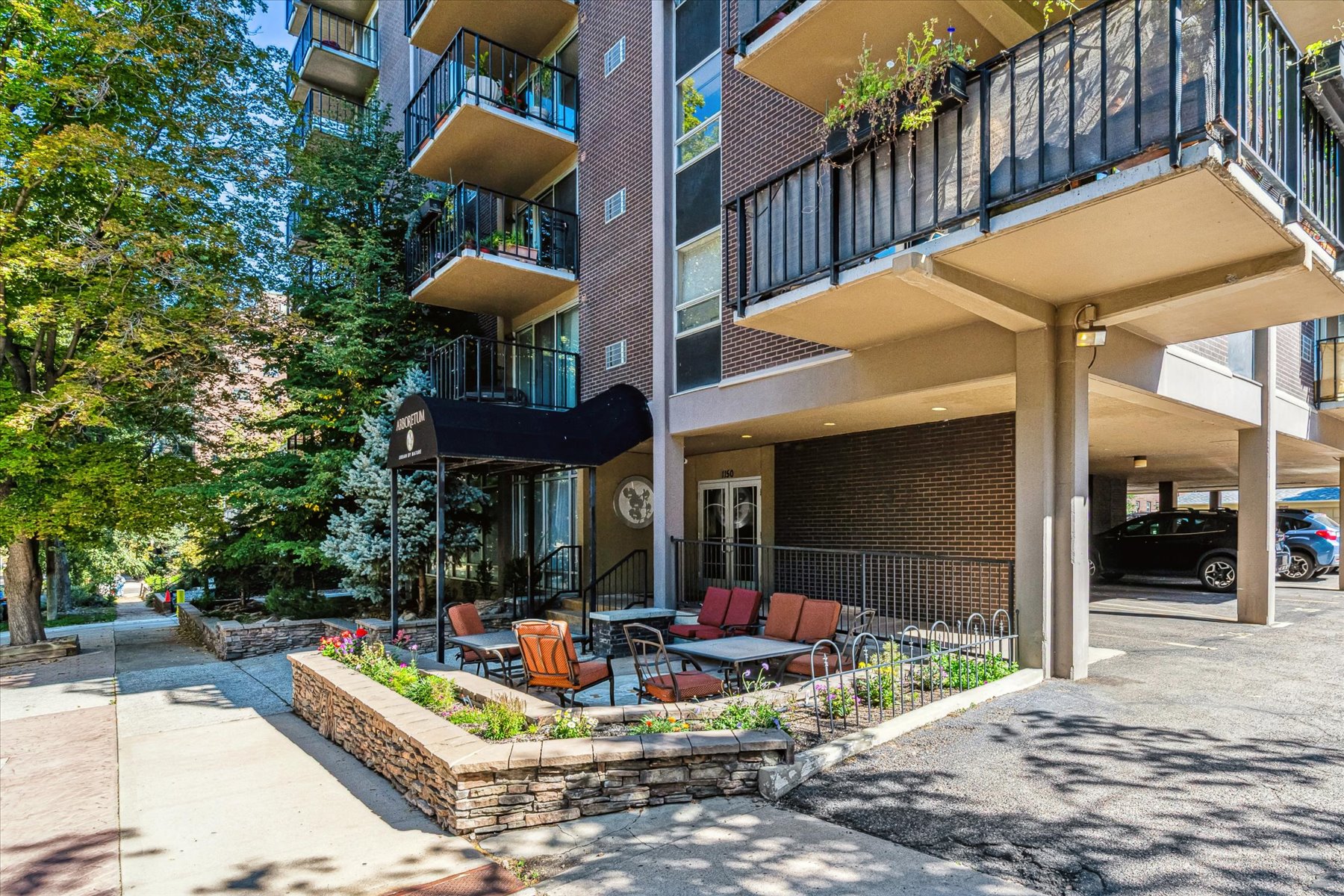 Freshly updated Condo Steps from Denver Botanic Gardens, Cheesman Park, cafés, and shops-ideal for city living, lock-and-leave convenience, or investment. 02-AAA9257