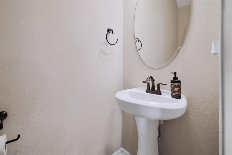 10203-pinewood-fox-dr-77080-bathroom