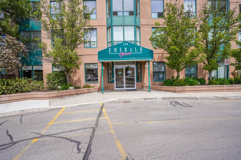 135 Hillcrest Ave unit 916, Mississauga, ON L5B 4B1 for lease great