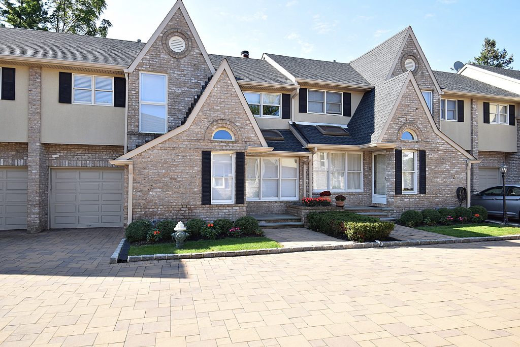 SOLD IN 16 DAYS! 1180 E. Broadway 8 Hewlett Condo Jessica Hollenstein