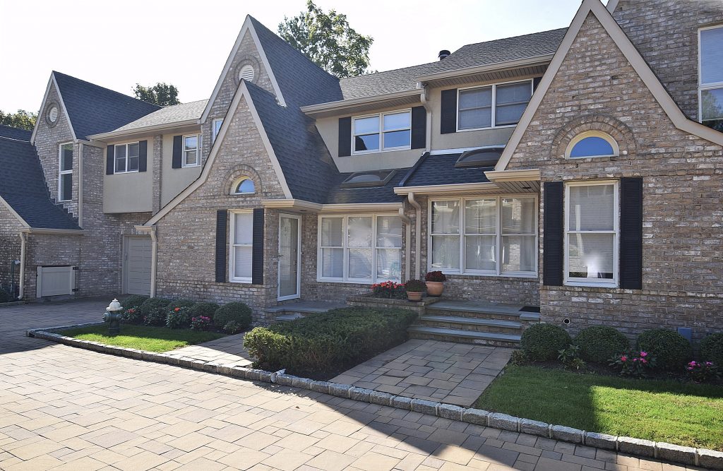 SOLD IN 16 DAYS! 1180 E. Broadway 8 Hewlett Condo Jessica Hollenstein