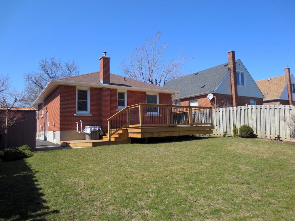 exteriorview385east16thstreetdetachedbungalowinchparkhamilton