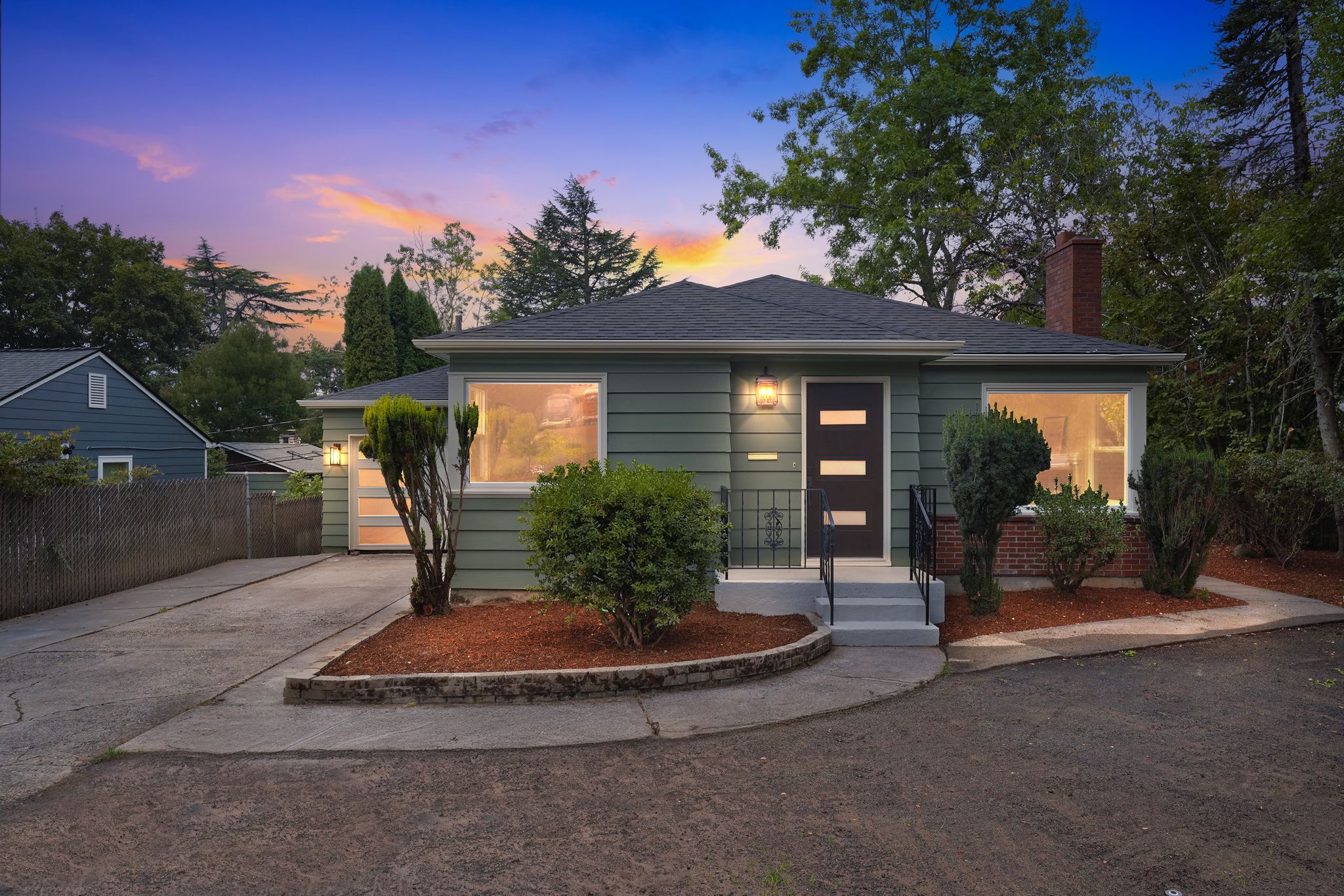 09_6007_SE_45th_Ave_Portland_OR_97206_USA-Exterior-DSC03619-dusk