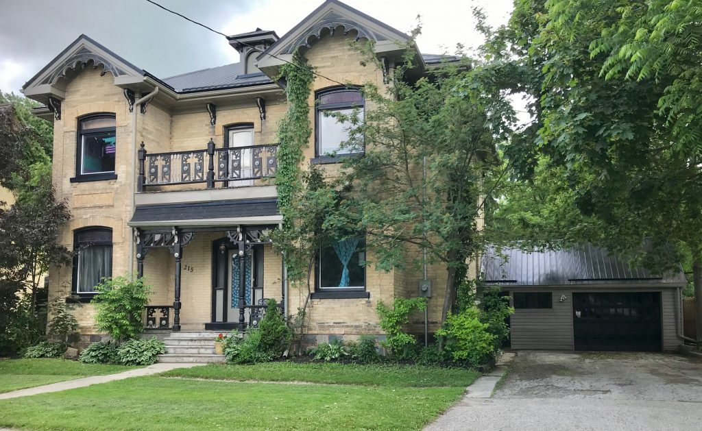 215 Wellington Street West, Mount Forest, Ont L0G 1A0