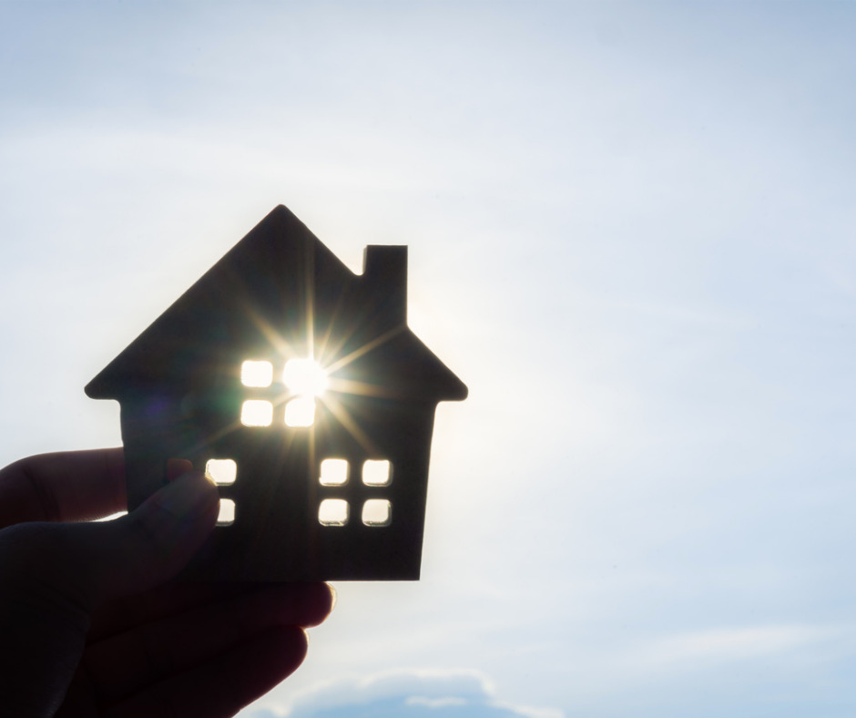 house-model-in-home-insurance-broker-agent-u2018s-hand-or-in-salesman-picture-id1072145906