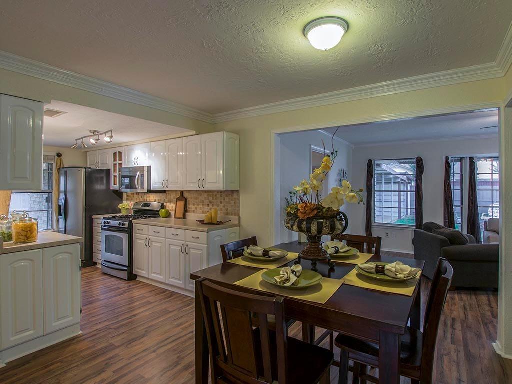 real-estate-listing-2102-richbrook-kitchen