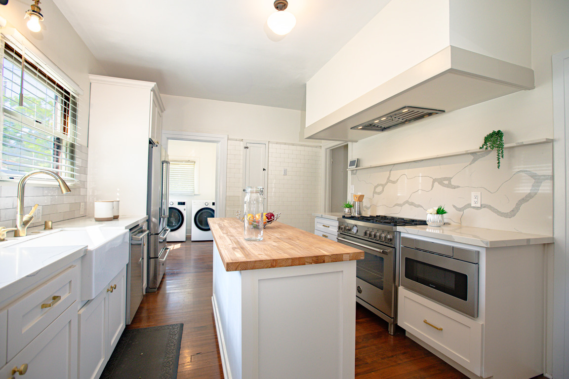 2009 S. Victoria Avenue, Los Angeles, CA 90016