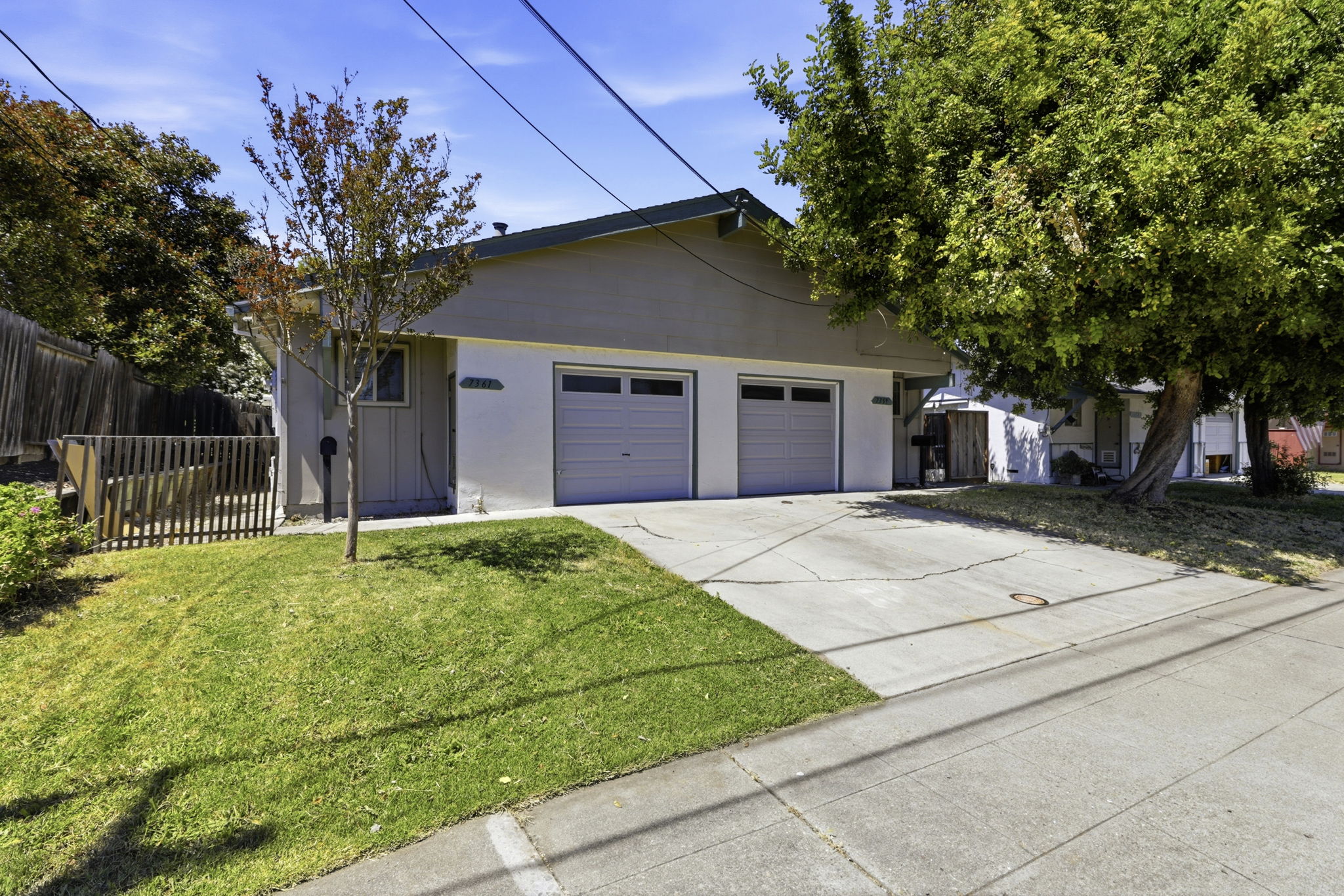 4-003_F8_7359 Glenoaks Way