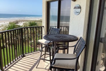 This Oceanfront Condo: Perfect Beach 🏖️ Lover Getaway!